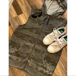 Camouflage sleeveless hoodie